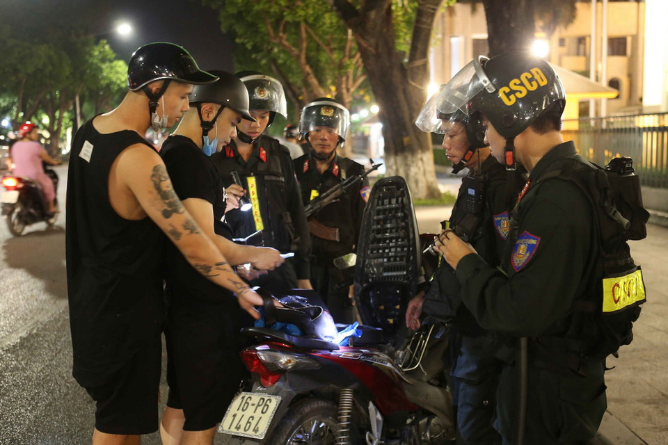 Cảnh sát cơ động thuộc Trung đoàn Cảnh sát cơ động (PK 20) Công an thành phố Hà Nội tiến hành xử lý trường hợp vi phạm giao thông. (Ảnh: Doãn Tấn/TTXVN)