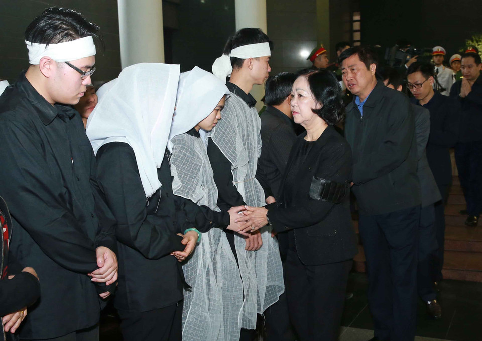 Bà Trương Thị Mai, Ủy viên Bộ Chính Trị, Bí thư Trung ương Đảng, Trưởng Ban Dân vận Trung ương đến viếng và chia buồn với gia đình 3 liệt sỹ Công an nhân dân hy sinh tại Đồng Tâm. (Ảnh: Doãn Tấn/TTXVN)