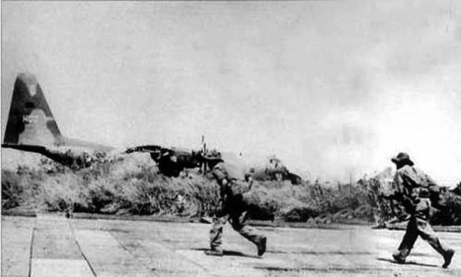 Từ 13/12/1974-6/1/1975, Chiến dịch Đường số 14 - Phước Long kết thúc thắng lợi: Giải phóng hoàn toàn tỉnh Phước Long và đoạn đường 14 dài trên 100km. Chiến thắng Phước Long tạo nên địa bàn chiến lược thuận lợi cho chiến trường Nam Bộ, đẩy nhanh sự suy sụp của quân địch, uy hiếp trực tiếp phía Quốc lộ 13 và hệ thống phòng thủ của địch trên hướng Bắc Sài Gòn, góp phần nhanh chóng tạo thời cơ cho trận quyết chiến chiến lược cuối cùng. Trong ảnh: Quân Giải phóng tấn công sân bay Phước Long. (Ảnh: Tư liệu/TTXVN phát)