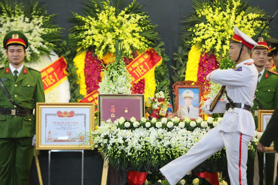 Lễ viếng, truy điệu và tiễn đưa các liệt sỹ về nơi an nghỉ cuối cùng. (Ảnh: Thành Đạt/TTXVN)