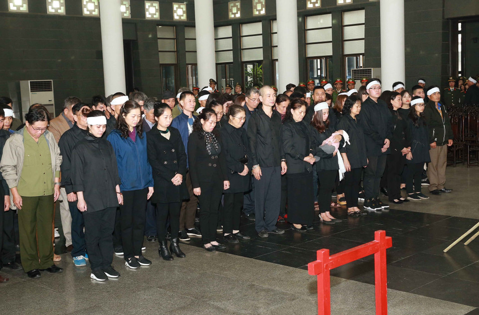 Đại diện gia đình bên nội, ngoại 3 liệt sỹ hy sinh tại Đồng Tâm vào viếng. (Ảnh: Doãn Tấn/TTXVN)