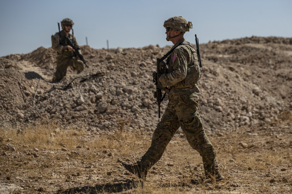  Kênh truyền hình Al-Akhbar đưa tin các lực lượng Mỹ tại miền Đông Syria, dọc biên giới với Iraq đang được đặt trong tình trạng cảnh giác cao độ, sau vụ tấn công bằng tên lửa đạn đạo của Iran nhằm vào hai căn cứ của Mỹ và liên quân tại Iraq. Bộ Quốc phòng Mỹ cho biết đang tiến hành đánh giá thiệt hại ban đầu, sau loạt vụ tấn công mới này. (Nguồn: TTXVN)