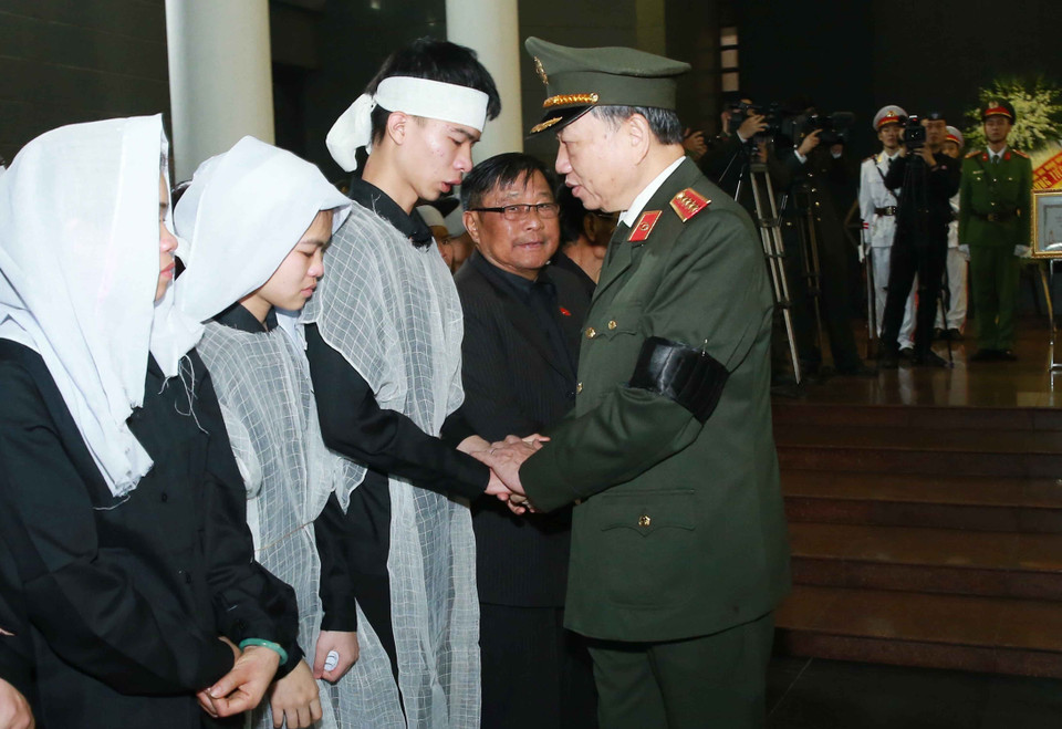 Đại tướng Tô Lâm, Ủy viên Bộ Chính trị, Bí thư Đảng ủy Công an Trung ương, Bộ trưởng Bộ Công an chia buồn với gia đình 3 liệt sỹ Công an nhân dân hy sinh tại Đồng Tâm. (Ảnh: Doãn Tấn/TTVXN)