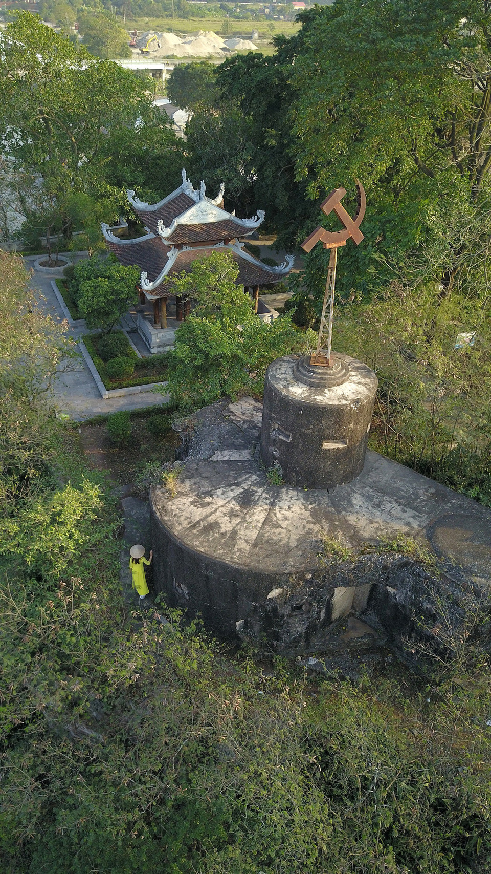 Tượng anh hùng Lương Văn Tụy trên đỉnh núi Non Nước. (Ảnh: Minh Đức/TTXVN)