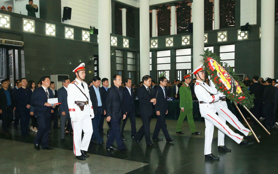 Đoàn đại biểu Thành ủy, Hội đồng Nhân dân, Ủy ban Nhân dân và Mặt trận Tổ quốc Việt Nam Thành phố Hà Nội do đồng chí Nguyễn Đức Chung, Ủy viên Trung ương Đảng, Chủ tịch Ủy ban Nhân dân Thành phố Hà Nội làm trưởng đoàn đến viếng và chia buồn với gia đình 3 liệt sỹ Công an nhân dân hy sinh tại Đồng Tâm. (Ảnh: Doãn Tấn/TTXVN)