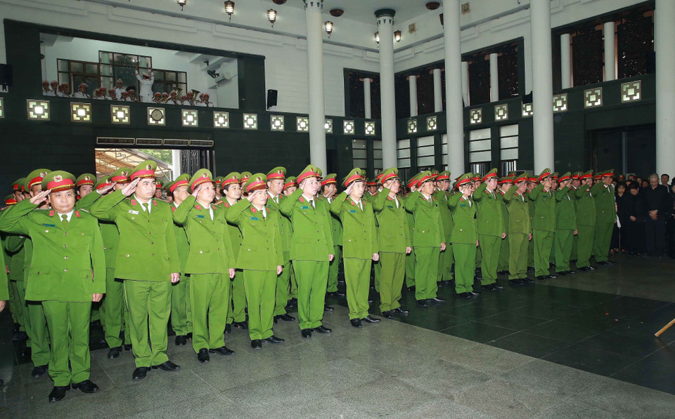 Đoàn đại biểu Bộ Tư lệnh Cảnh sát cơ động, Bộ Công an do Trung tướng Phạm Quốc Cương, Tư lệnh Bộ Tư lệnh Cảnh sát cơ động làm trưởng đoàn vào viếng 3 liệt sỹ Công an nhân dân hy sinh tại Đồng Tâm. (Ảnh: Doãn Tấn/TTXVN)