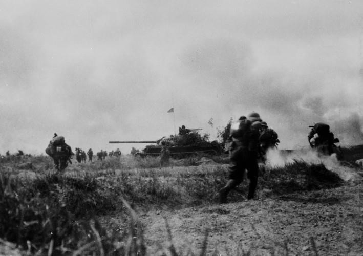 Lực lượng xe tăng và bộ binh Sư đoàn 320 đánh chiếm căn cứ Đồng Dù (Củ Chi), sáng 29/4/1975, mở cánh cửa thép Tây Bắc Sài Gòn để quân ta thọc sâu đánh chiếm sân bay Tân Sơn Nhất và Bộ Tổng tham mưu Ngụy quyền Sài Gòn trong Chiến dịch Hồ Chí Minh. (Ảnh: Lê Trung Hưng/TTXVN)