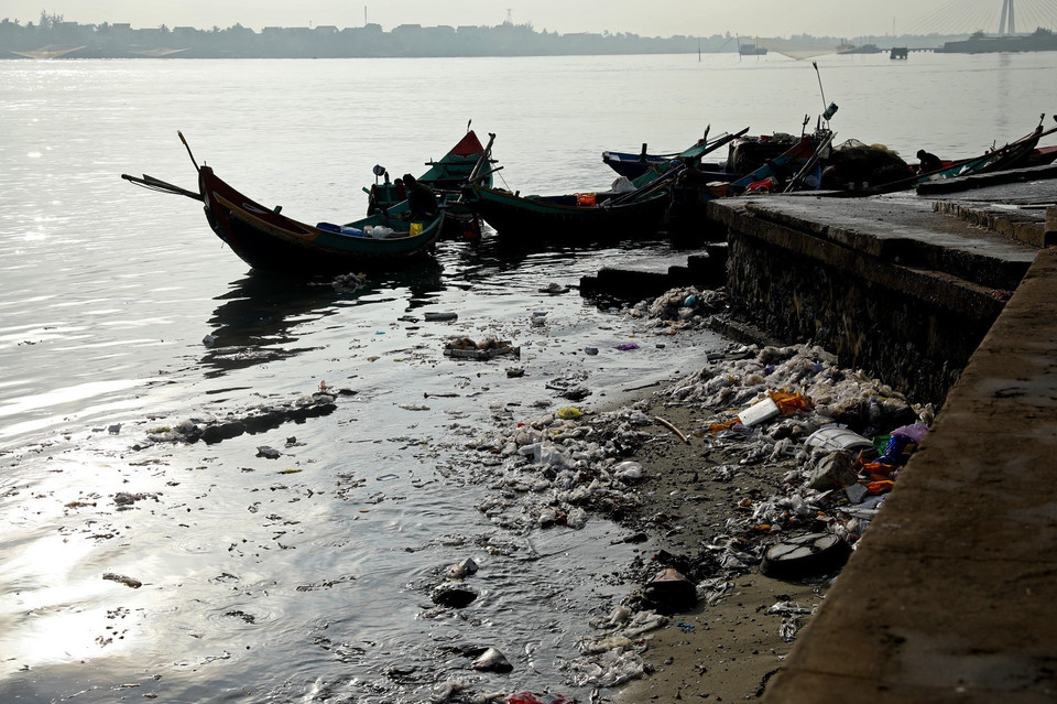 Tình trạng ô nhiễm tại chợ hải sản Đồng Hới kéo dài từ nhiều năm nhưng vẫn chưa được các cấp chính quyền xử lý. (Ảnh: Ngọc Hà/TTXVN)