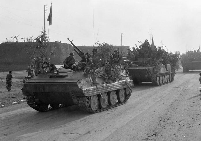 Cánh quân phía Đông Bắc của Quân giải phóng vượt xa lộ Biên Hòa, phát triển đánh thẳng về Sài Gòn sau khi tấn công tiêu diệt tập đoàn phòng ngự Biên Hòa, tiêu diệt và làm tan rã Sở chỉ huy Quân đoàn 3 ngụy, Sư đoàn Bộ binh số 18, lực lượng lính thủy đánh bộ, lính nhảy dù, lính thiết giáp ngụy ở Long Bình, trong Chiến dịch Hồ Chí Minh. (Ảnh: Vũ Tạo/ TTXVN)