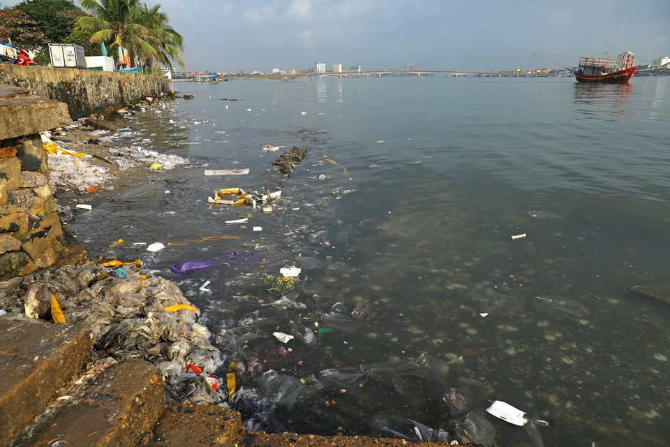 Đoạn sông quanh khu vực chợ cá chịu tác động trực tiếp của nguồn rác thải. (Ảnh: Ngọc Hà/TTXVN)