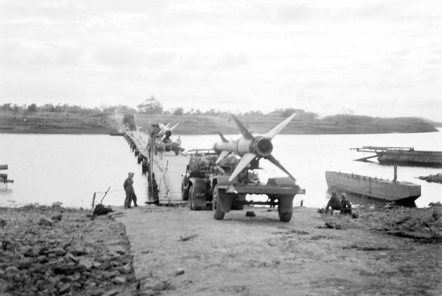 Từ cuối năm 1973, Đảng quyết định củng cố, mở rộng đường chiến lược Trường Sơn. Trong 2 năm (1973 - 1974), gần 200.000 bộ đội, hàng vạn thanh niên xung phong, cán bộ chuyên môn, kĩ thuật... từ miền Bắc được đưa vào miền Nam. Trong ảnh: Nhờ tuyến đường Trường Sơn - đường Hồ Chí Minh, quân đội ta đã thực hiện được những cuộc hành quân lớn, cùng xe tăng, tên lửa, pháo hạng nặng và nhiều khí tài quân sự để chi viện cho công cuộc giải phóng miền Nam. (Ảnh: Vũ Tạo/TTXVN)