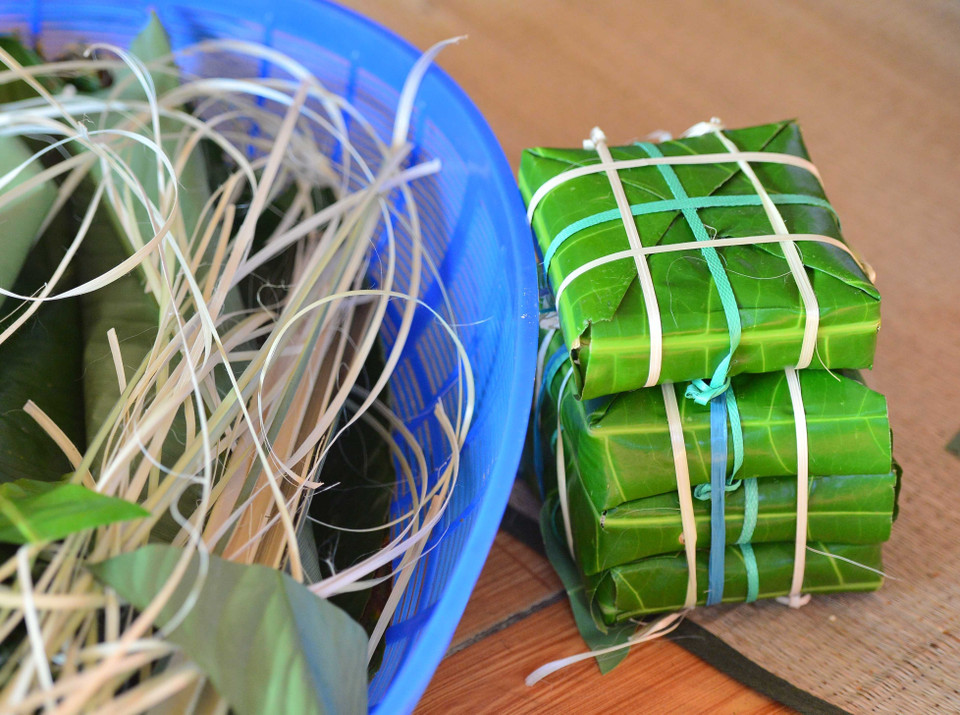 Bánh chưng gói bằng lá bàng vuông. (Ảnh: Văn Dũng/TTXVN)