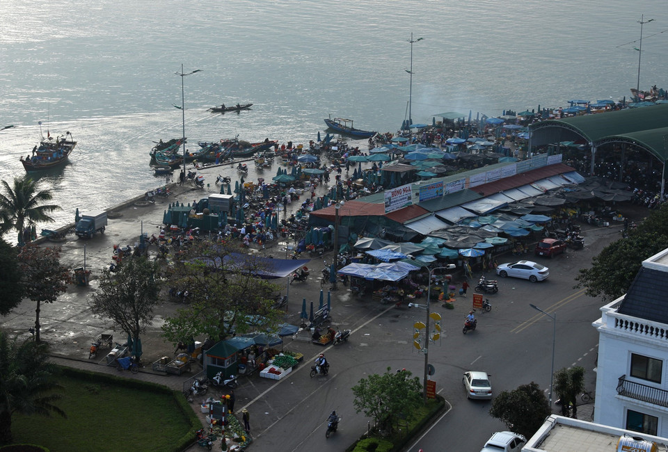 Chợ hải sản Đồng Hới bên dòng sông Nhật Lệ. (Ảnh: Ngọc Hà/TTXVN)