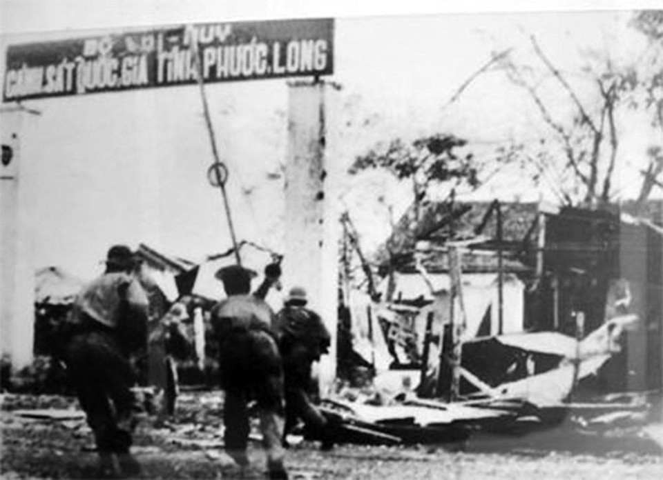 Từ 13/12/1974-6/1/1975, Chiến dịch Đường số 14 - Phước Long kết thúc thắng lợi: Giải phóng hoàn toàn tỉnh Phước Long và đoạn đường 14 dài trên 100km. Chiến thắng Phước Long tạo nên địa bàn chiến lược thuận lợi cho chiến trường Nam Bộ, đẩy nhanh sự suy sụp của quân địch, uy hiếp trực tiếp phía Quốc lộ 13 và hệ thống phòng thủ của địch trên hướng Bắc Sài Gòn, góp phần nhanh chóng tạo thời cơ cho trận quyết chiến chiến lược cuối cùng. Trong ảnh: Quân giải phóng tiến công giải phóng cứ điểm Bộ Chỉ huy Cảnh sát Việt Nam Cộng hòa ở Phước Long. (Ảnh: Tư liệu TTXVN)