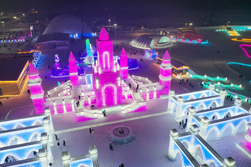 Các tác phẩm điêu khắc từ băng và tuyết được trưng bày tại Lễ hội Băng đăng Quốc tế ở Cáp Nhĩ Tân, tỉnh Hắc Long Giang, Trung Quốc, ngày 7/1/2020. (Ảnh: THX/TTXVN)