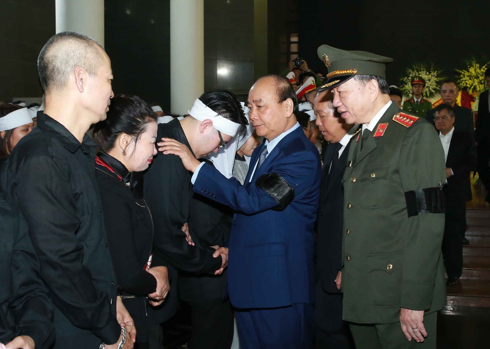 Thủ tướng Chính phủ Nguyễn Xuân Phúc chia buồn với gia đình 3 liệt sỹ. (Ảnh: Doãn Tấn/TTXVN)