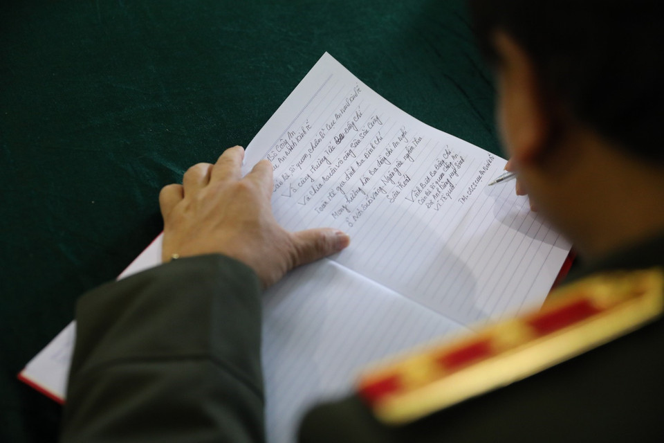 Đông đảo thân nhân, cán bộ, chiến sỹ trong lực lượng Công an nhân dân đến viếng, dự Lễ truy điệu và tiễn đưa các liệt sỹ về nơi an nghỉ cuối cùng. (Ảnh: Thành Đạt/TTXVN)