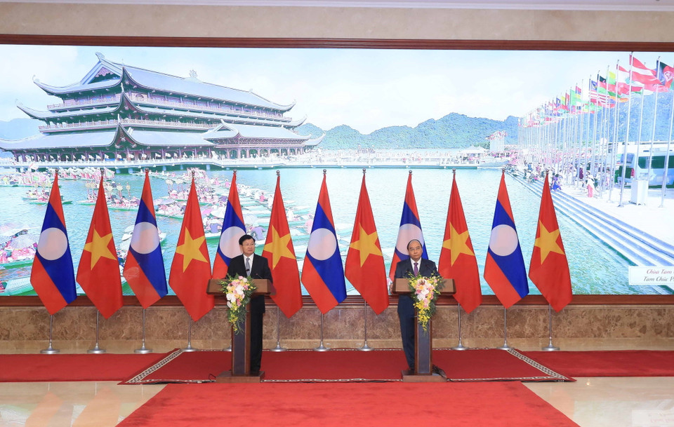 Thủ tướng Nguyễn Xuân Phúc và Thủ tướng Lào Thongloun Sisoulith gặp gỡ báo chí sau khi kết thúc Kỳ họp. (Ảnh: Thống Nhất/TTXVN)