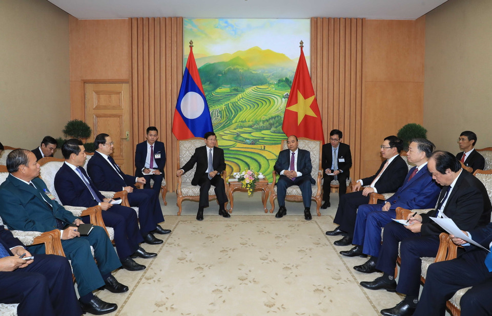Thủ tướng Nguyễn Xuân Phúc gặp hẹp Thủ tướng Lào Thongloun Sisoulith trước khi bước vào Kỳ họp. (Ảnh: Thống Nhất/TTXVN)