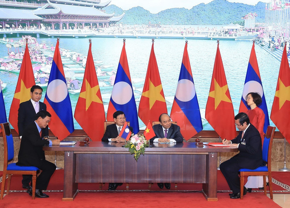 Thủ tướng Nguyễn Xuân Phúc và Thủ tướng Lào Thongloun Sisoulith chứng kiến Lễ ký biên bản hợp tác giữa hai nước. (Ảnh: Thống Nhất/TTXVN)