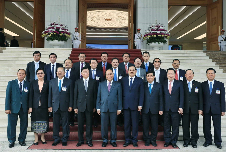 Thủ tướng Nguyễn Xuân Phúc, Thủ tướng Lào Thongloun Sisoulith và đoàn đại biểu Chính phủ hai nước dự Kỳ họp chụp ảnh chung. (Ảnh: Thống Nhất/TTXVN)