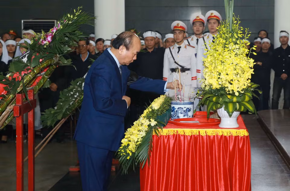 Thủ tướng Chính phủ Nguyễn Xuân Phúc, Phó Thủ tướng Thường trực Chính phủ Trương Hoà Bình và Đoàn đại biểu Văn phòng Chính phủ vào viếng 3 liệt sỹ. (Ảnh: Doãn Tấn/ TTXVN)