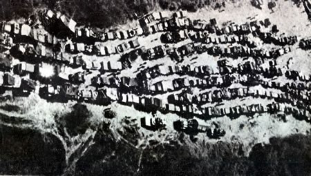 Sư đoàn 320 làm nên chiến thắng Cheo Reo trong trận truy kích địch trên Đường 7-Cheo Reo (16/3-24/3/1975), góp phần quan trọng vào chiến thắng của cuộc Tổng tiến công và nổi dậy mùa Xuân 1975. Trong ảnh: Xe quân sự của Ngụy dồn ứ trên đường 7 khi chúng tháo chạy khỏi Tây Nguyên. (Ảnh: Tư liệu TTXVN)