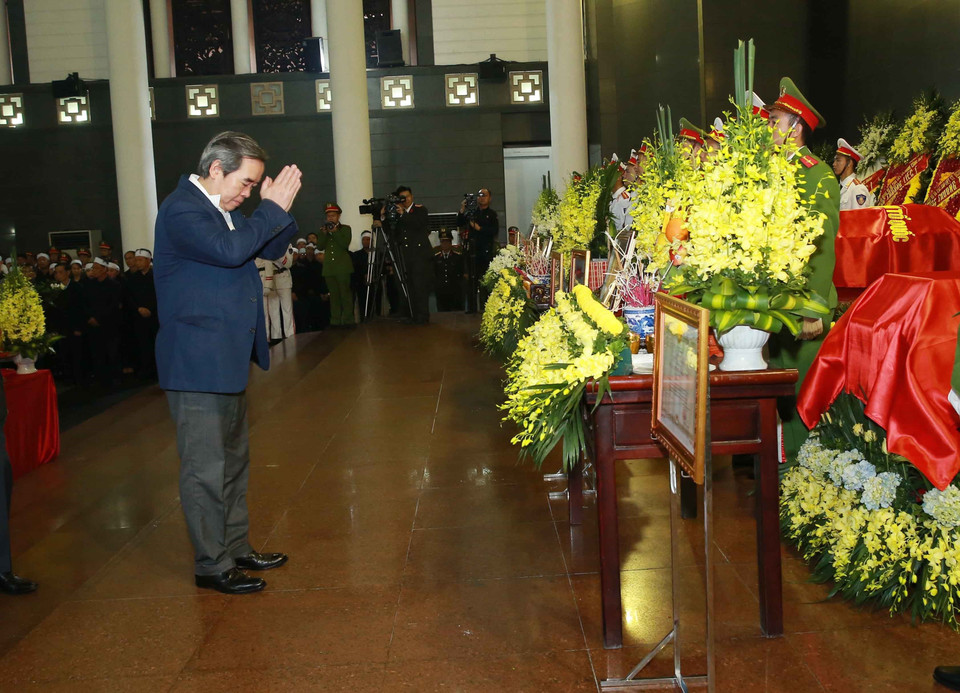 Đoàn đại biểu Ban Kinh tế Trung ương do đồng chí Nguyễn Văn Bình, Ủy viên Bộ Chính trị, Trưởng Ban Kinh tế Trung ương làm trưởng đoàn vào viếng và chia buồn với gia đình 3 liệt sỹ Công an nhân dân hy sinh tại Đồng Tâm. (Ảnh: Doãn Tấn/TTXVN)