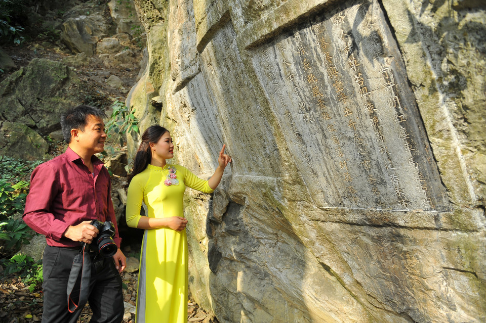 Những bài thơ do các tao nhân xưa sáng tác khắc vào núi đá Non Nước. (Ảnh: Minh Đức/TTXVN)