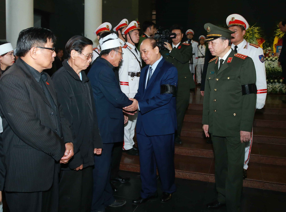 Thủ tướng Chính phủ Nguyễn Xuân Phúc chia buồn với gia đình 3 liệt sỹ. (Ảnh: Doãn Tấn/TTXVN)