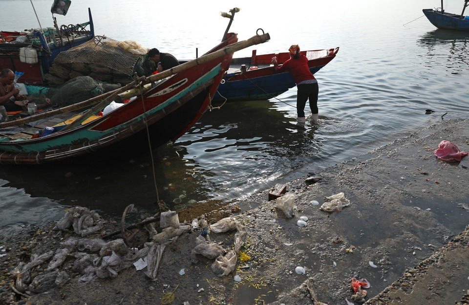 Tình trạng rác thải gây ô nhiễm từ lâu nay nhưng chưa được giải quyết triệt để. (Ảnh: Ngọc Hà/TTXVN)