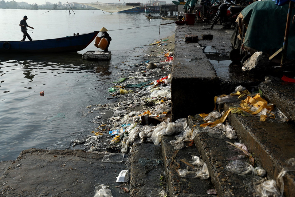 Một đoạn sông quanh khu vực chợ cá luôn trong tình trạng rác thải ngập ngụa. (Ảnh: Ngọc Hà/TTXVN)
