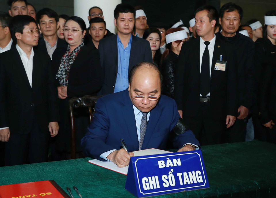 Thủ tướng Nguyễn Xuân Phúc viết sổ tang. (Ảnh: Doãn Tấn/TTXVN)
