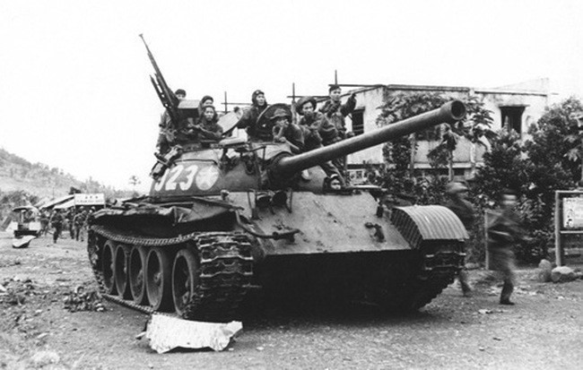 Từ 13/12/1974-6/1/1975, Chiến dịch Đường số 14 - Phước Long kết thúc thắng lợi: Giải phóng hoàn toàn tỉnh Phước Long và đoạn đường 14 dài trên 100km. Chiến thắng Phước Long tạo nên địa bàn chiến lược thuận lợi cho chiến trường Nam Bộ, đẩy nhanh sự suy sụp của quân địch, uy hiếp trực tiếp phía Quốc lộ 13 và hệ thống phòng thủ của địch trên hướng Bắc Sài Gòn, góp phần nhanh chóng tạo thời cơ cho trận quyết chiến chiến lược cuối cùng. Trong ảnh: Quân giải phóng cắm cờ chiến thắng tại Phước Long ngày 6/1/1975. (Ảnh: Tư liệu TTXVN)