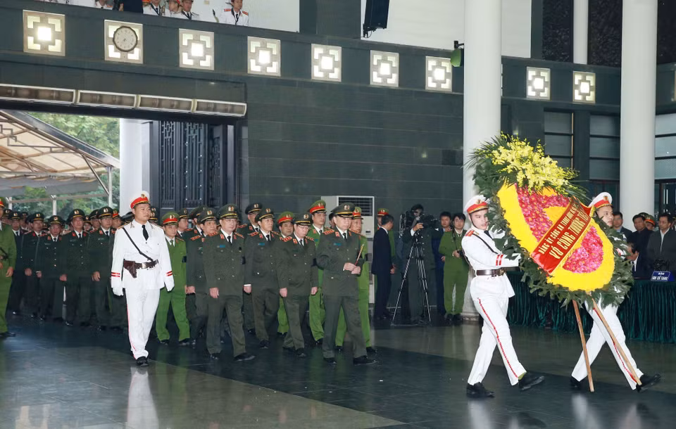 Đoàn đại biểu Đảng ủy Công an Trung ương và Bộ Công an do Đại tướng Tô Lâm, Ủy viên Bộ Chính trị, Bí thư Đảng ủy Công an Trung ương, Bộ trưởng Bộ Công an làm trưởng đoàn vào viếng 3 liệt sỹ Công an nhân dân hy sinh tại Đồng Tâm. (Ảnh: Doãn Tấn/TTVXN)