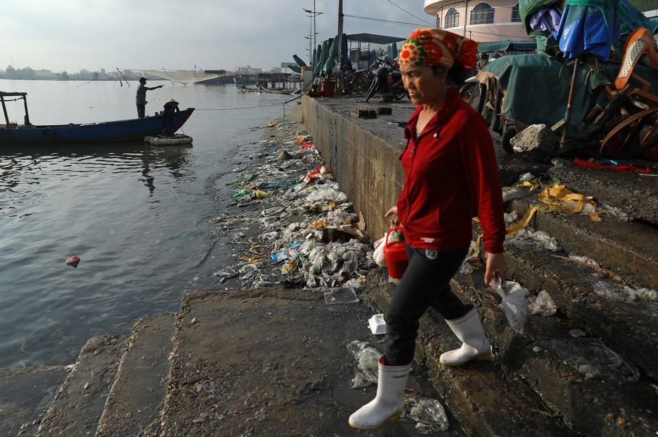 Người dân xả rác thải trực tiếp xuống dòng sông, khiến đoạn sông luôn bốc mùi hôi. (Ảnh: Ngọc Hà/TTXVN)