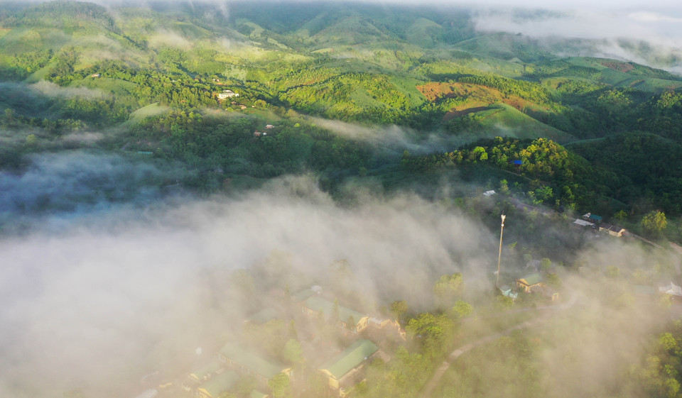 Sương bồng bềnh bao phủ lên bản làng Pa Nang. (Ảnh: Hồ Cầu/TTXVN)