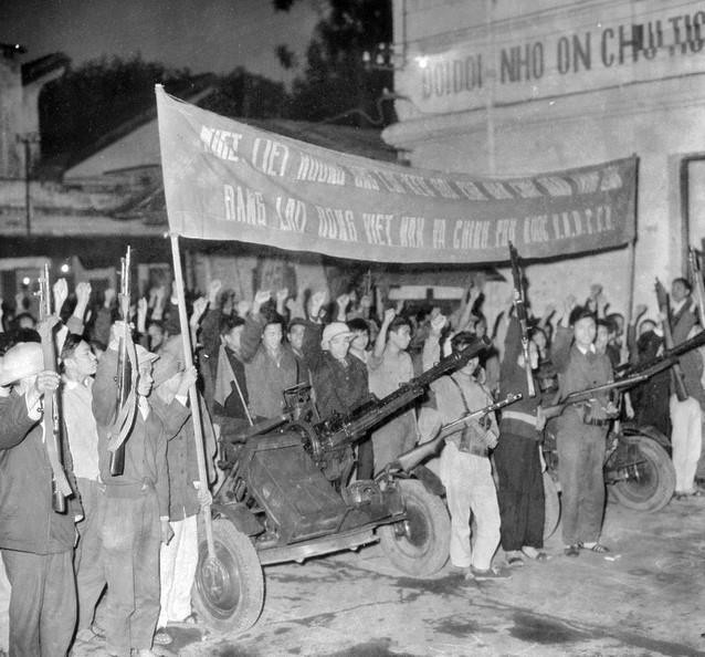 Khi Mỹ mở rộng chiến tranh phá hoại, quân dân Thủ đô luôn bảo vệ vững chắc trung tâm chính trị của cả nước, tổ chức chiến tranh nhân dân chống chiến tranh phá hoại. Trong ảnh: Cán bộ, chiến sĩ tự vệ và công nhân Nhà máy Thiết bị bưu điện Hà Nội mít tinh, nêu cao quyết tâm hoàn thành tốt nhiệm vụ sản xuất, sẵn sàng tiêu diệt địch trong bất cứ tình huống nào. (Ảnh: Trần Phác/TTXVN)