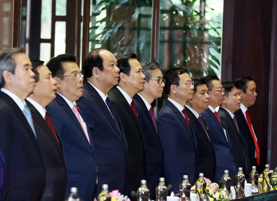 Các đại biểu thực hiện nghi thức chào cờ. (Ảnh: Thống Nhất/TTXVN)