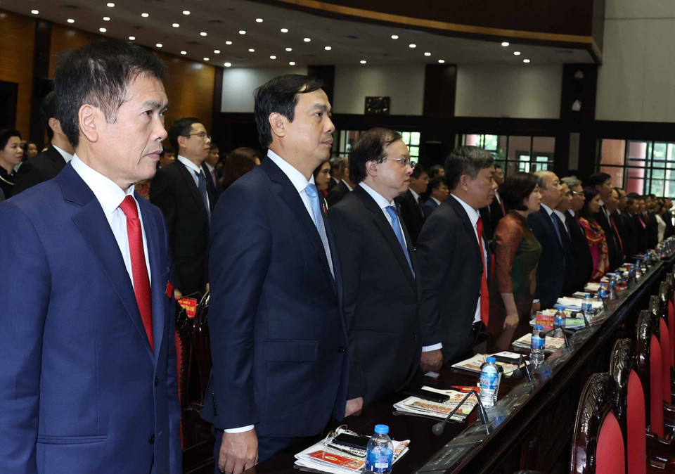 Các đại biểu thực hiện nghi thức chào cờ. (Ảnh: Thống Nhất/TTXVN)