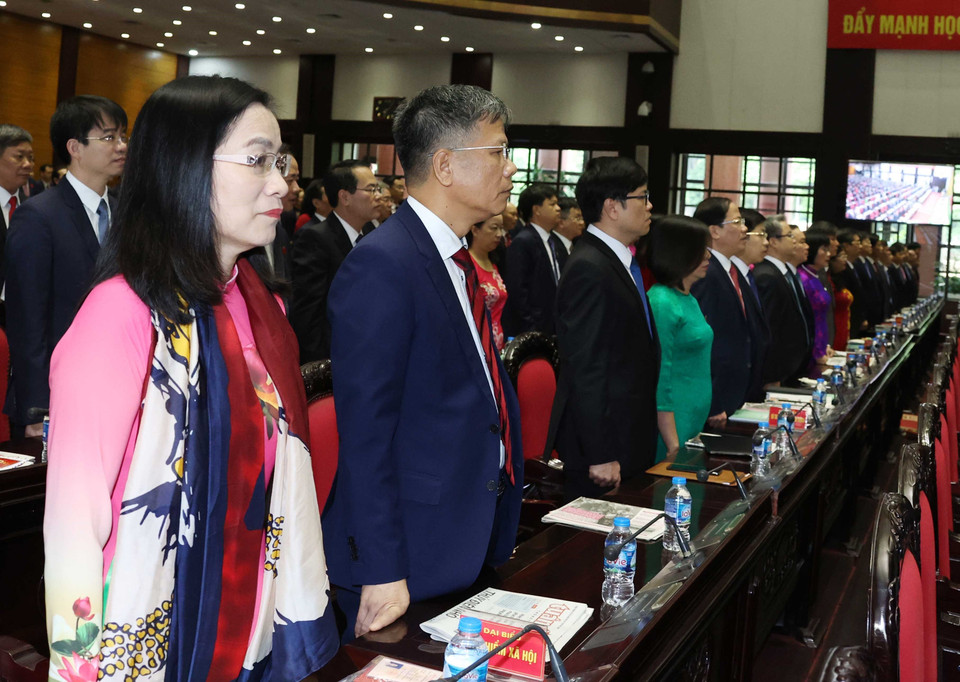 Các đại biểu thực hiện nghi thức chào cờ. (Ảnh: Thống Nhất/TTXVN)