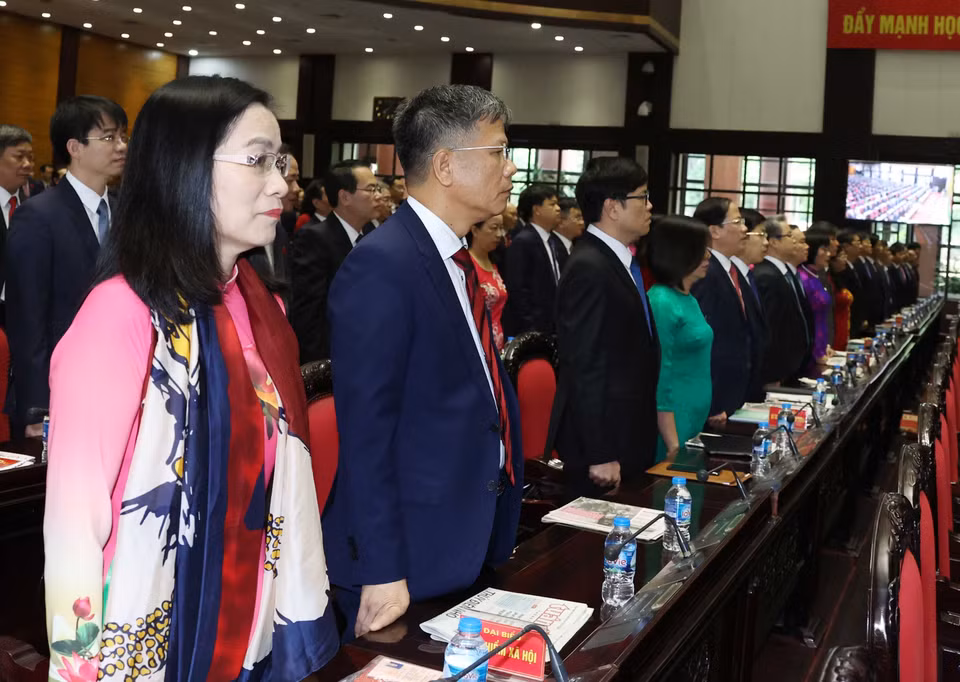 Các đại biểu thực hiện nghi thức chào cờ. (Ảnh: Thống Nhất/TTXVN)