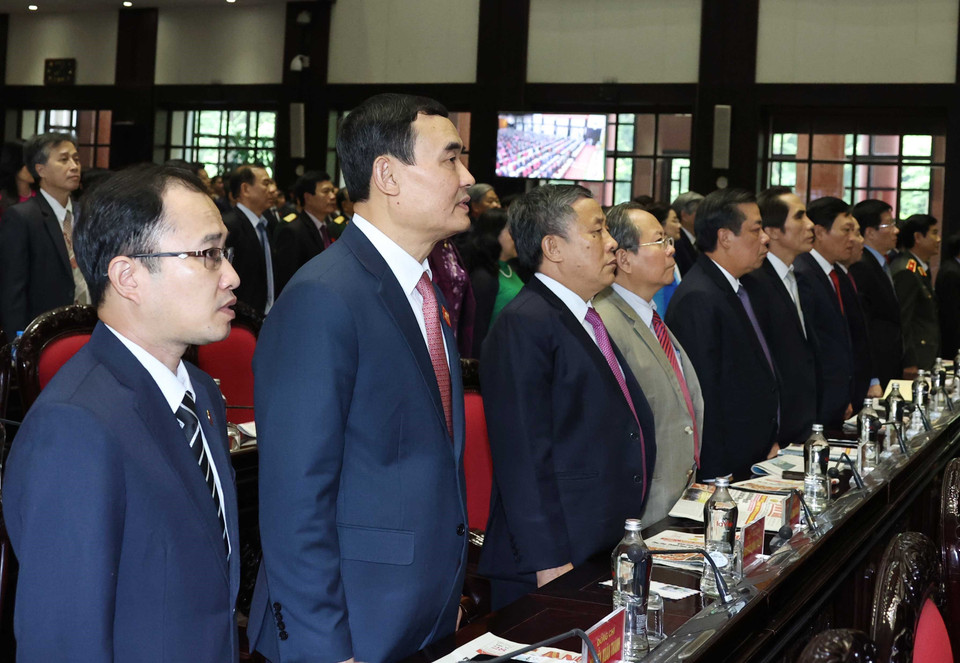 Các đại biểu thực hiện nghi thức chào cờ. (Ảnh: Thống Nhất/TTXVN)