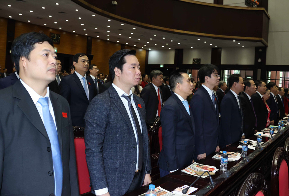 Các đại biểu thực hiện nghi thức chào cờ. (Ảnh: Thống Nhất/TTXVN)