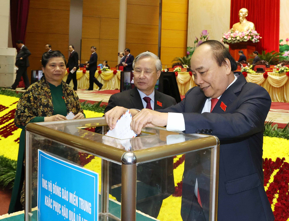 Ông Nguyễn Xuân Phúc, Ủy viên Bộ Chính trị, Thủ tướng Chính phủ và các đại biểu ủng hộ đồng bào miền Trung khắc phục hậu quả lũ lụt. (Ảnh: Thống Nhất/TTXVN)