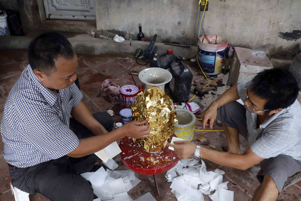 Thiếp vàng trên sản phẩm sứ. (Ảnh: Trần Việt/TTXVN)