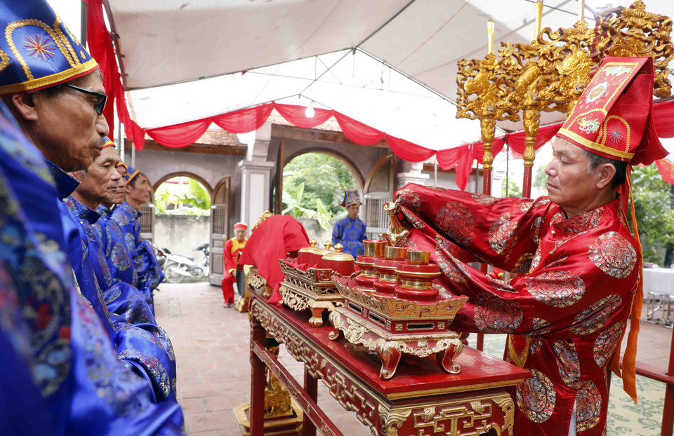 Một buổi dâng lễ ngày giỗ tổ nghề của các nghệ nhân trong làng Kiêu Kỵ. (Ảnh: Trần Việt/TTXVN)