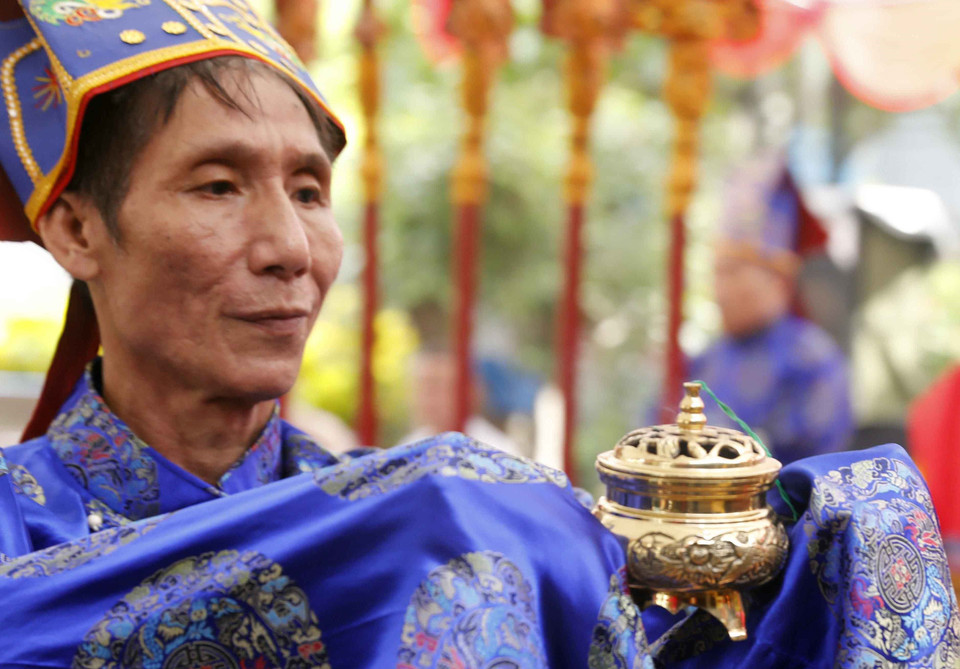 Một buổi dâng lễ ngày giỗ tổ nghề của các nghệ nhân trong làng Kiêu Kỵ.(Ảnh: Trần Việt/TTXVN)