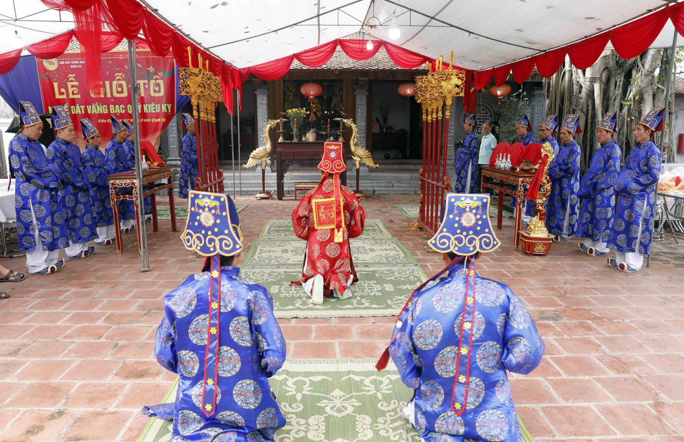 Một buổi dâng lễ ngày giỗ tổ nghề của các nghệ nhân trong làng Kiêu Kỵ. (Ảnh: Trần Việt/TTXVN)