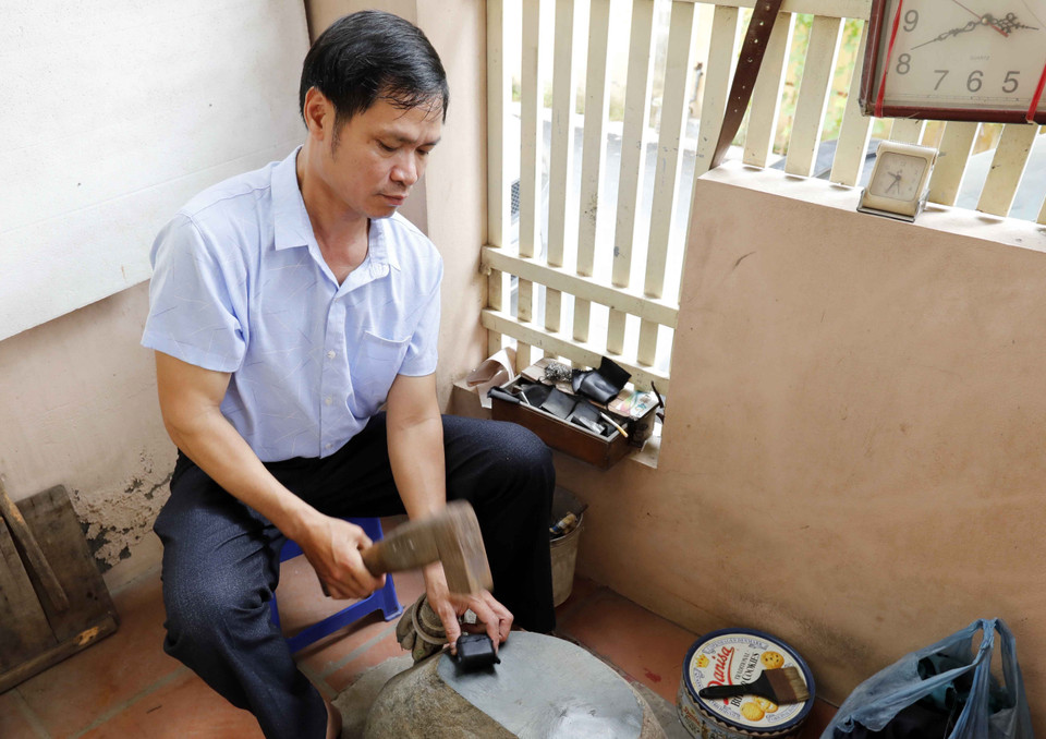 Công đoạn đánh quỳ tại gia đình nghệ nhân Nguyễn Văn Hiệp. (Ảnh: Trần Việt/TTXVN)